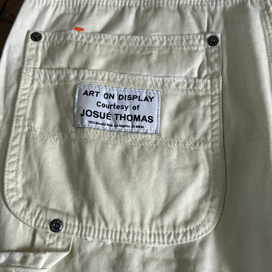 GALLERY DEPT. FLEA CARPENTER SHORTS Ink-cut knife-cut mud-dyed denim shorts. Destroyed VINTAGE distressed denim shorts. Distressed white S-XL. Washed cement-dyed to make it old. Knife cut holes. Cat whiskers are worn. Customized complete set with logo accessories. Purely handmade acrylic splash-ink graffiti shorts.